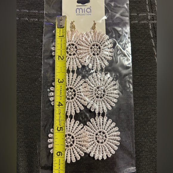 NWT Mai Collection Long light Pink Lace Daisy earrings - Picture 4 of 4